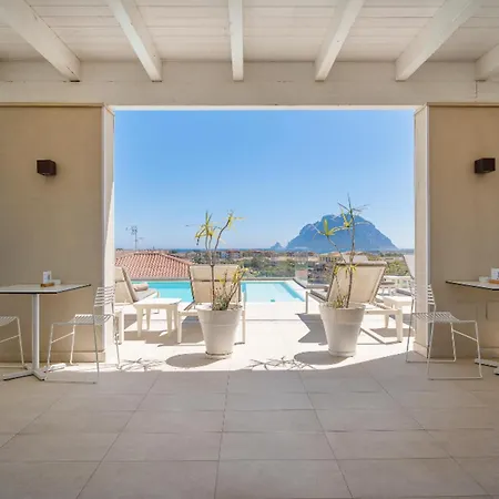 Aparthotel Isa - With Panoramic Swimming Pool In Just 850 Mt From The Sea 3*