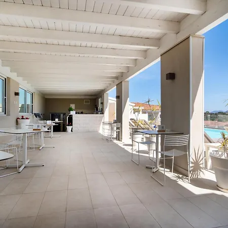Apartmanhotel Isa - With Panoramic Swimming Pool In Just 850 Mt From The Sea