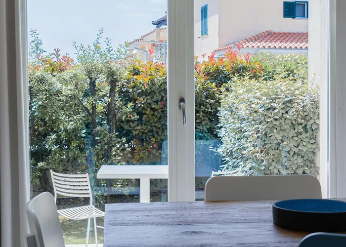 Isa - With Panoramic Swimming Pool In Just 850 Mt From The Sea Apartmanhotel